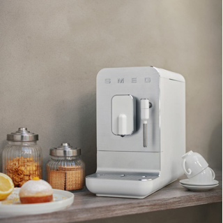 aparat-za-kavu-smeg-bcc12whmeu-mat-bijeli-59033-05050119.webp