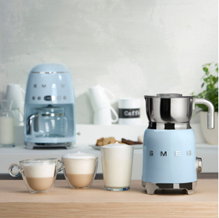 pjenilica-za-mlijeko-smeg-mff11pbeu-pastelno-plava-90582-05050116.webp
