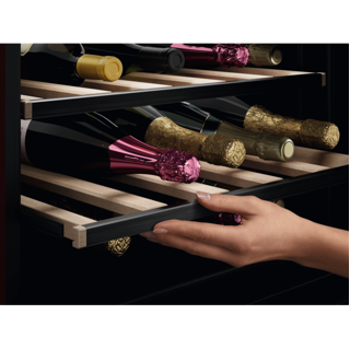 ugradbeni-hladnjak-za-vino-aeg-nkw8p21kat-matblack-13276-01090700.webp