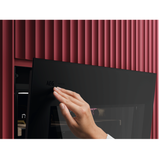 ugradbeni-hladnjak-za-vino-aeg-nkw8p21kat-matblack-34744-01090700.webp