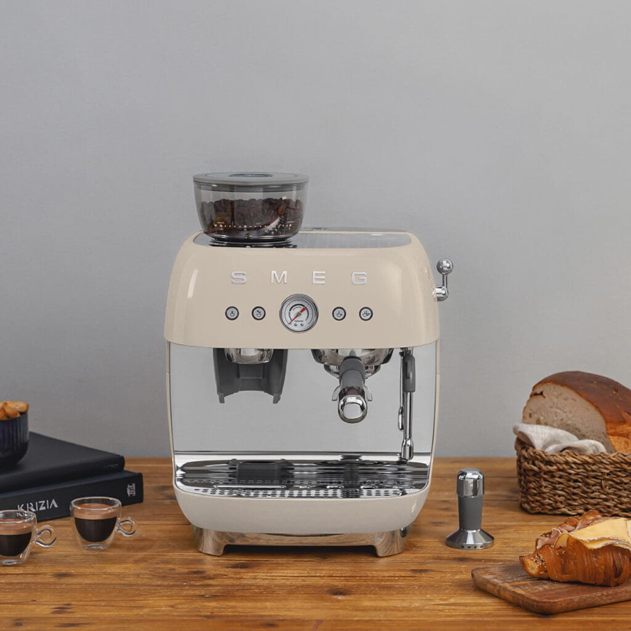 Aparat za kavu Smeg EGF03CREU krem