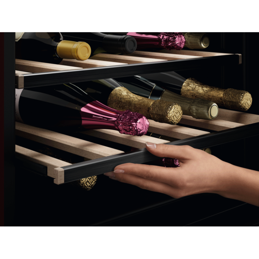 Ugradbeni hladnjak za vino AEG NKW8P21KAT MatBlack