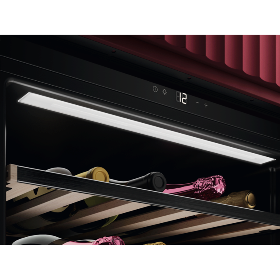 Ugradbeni hladnjak za vino AEG NKW8P21KAT MatBlack